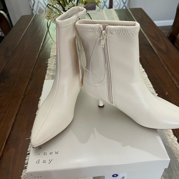 A New Day Womens Lonnie Kitten Heel Stretch Ankle Boots White 6M - Picture 3 of 6